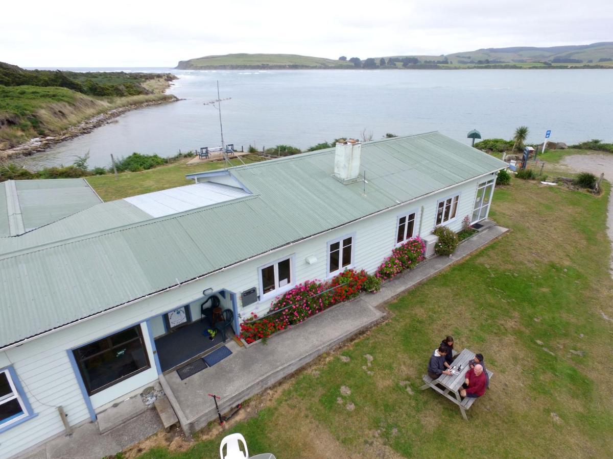 Surat Bay Lodge By The Sea/Backpackers Hostel Owaka Kültér fotó