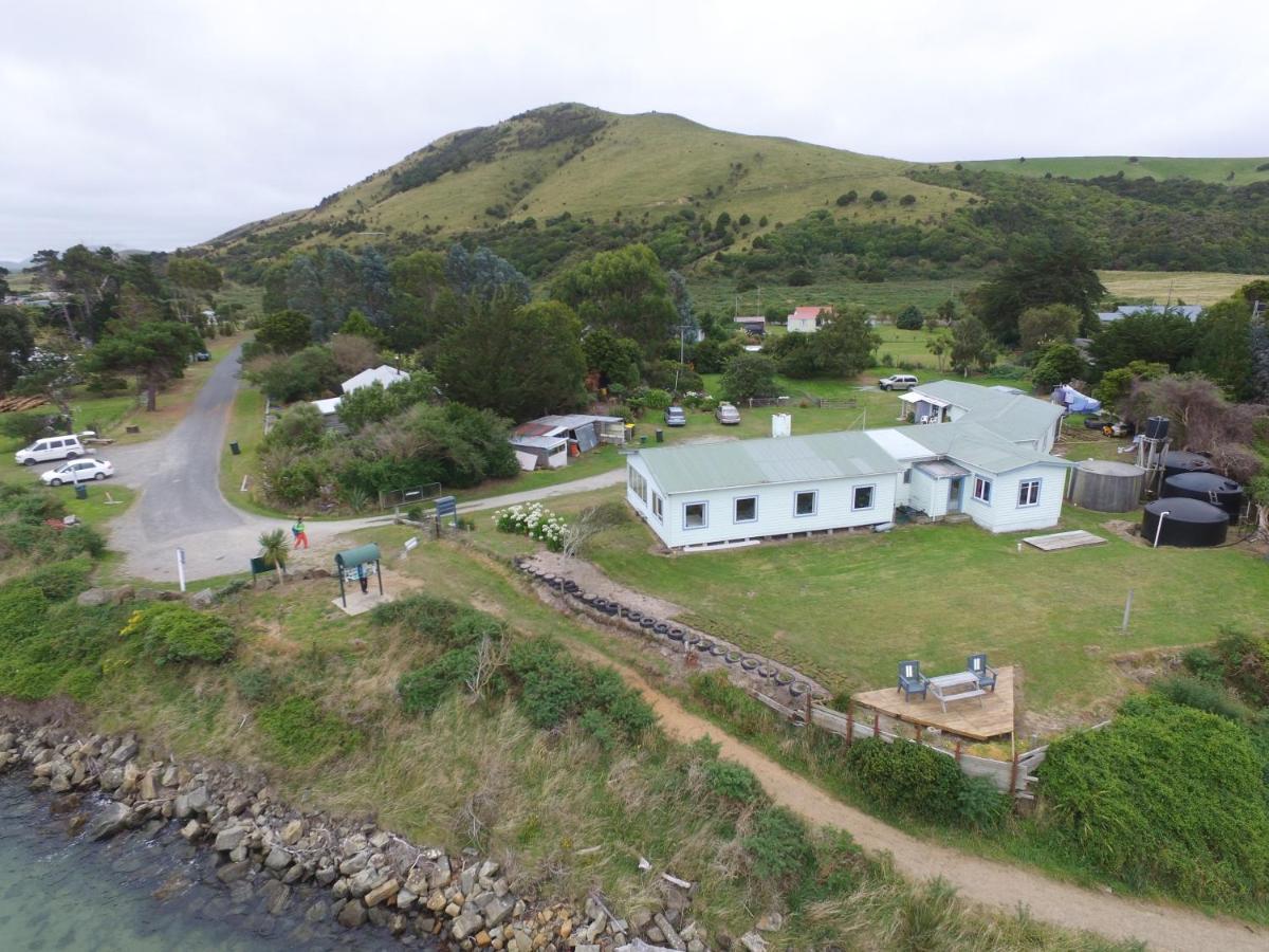 Surat Bay Lodge By The Sea/Backpackers Hostel Owaka Kültér fotó