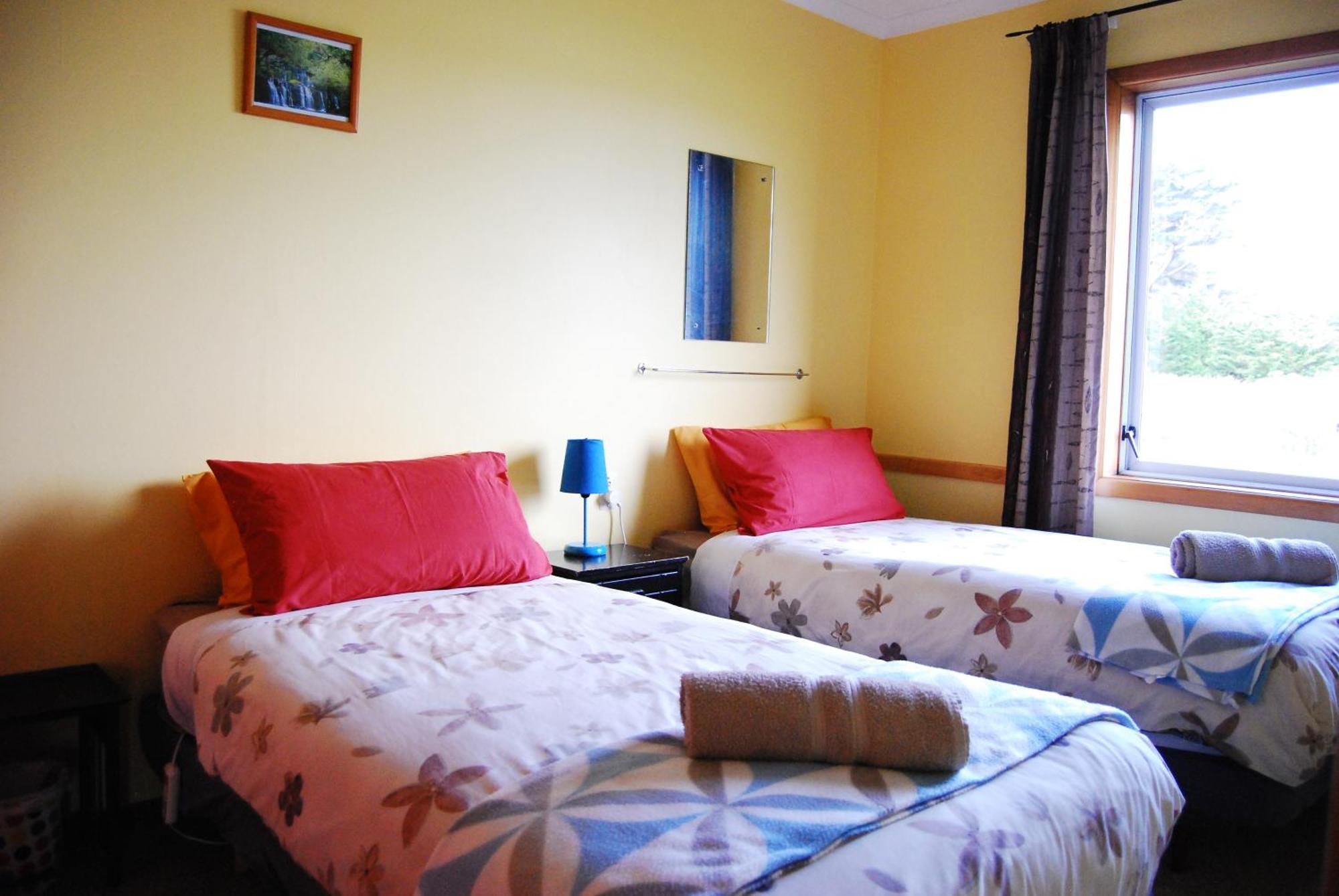 Surat Bay Lodge By The Sea/Backpackers Hostel Owaka Kültér fotó