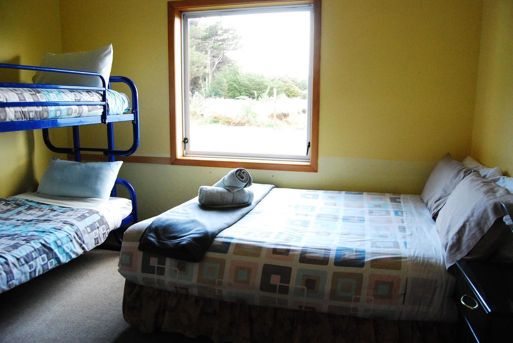 Surat Bay Lodge By The Sea/Backpackers Hostel Owaka Kültér fotó
