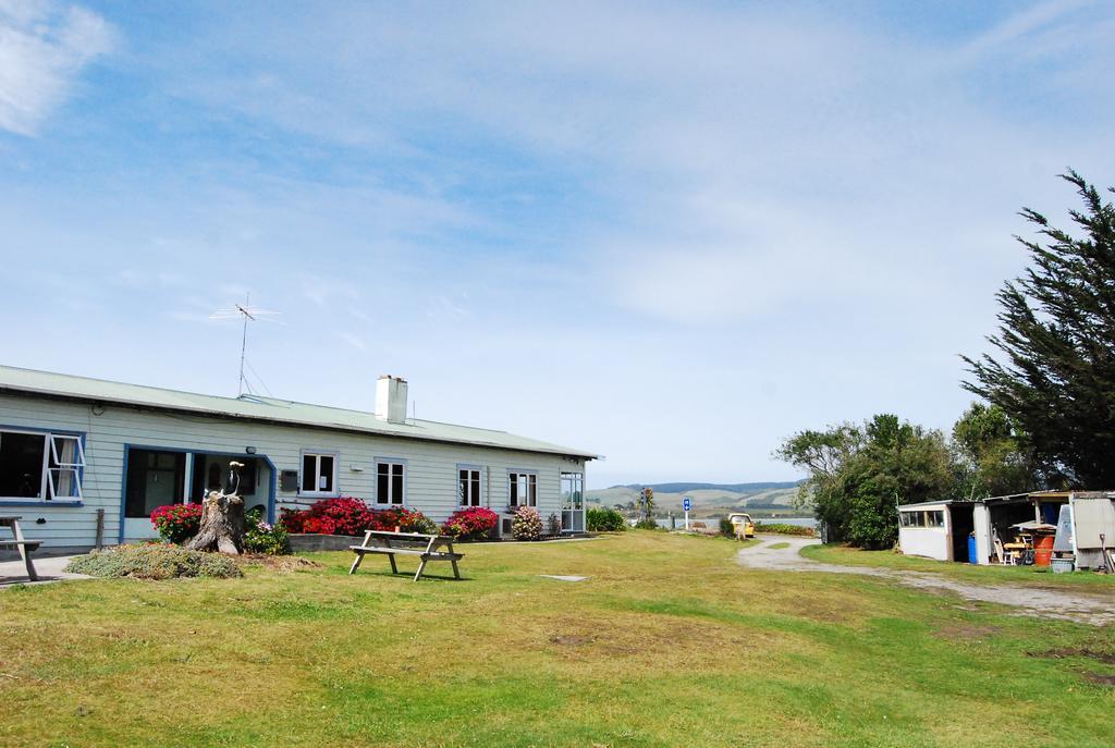 Surat Bay Lodge By The Sea/Backpackers Hostel Owaka Kültér fotó
